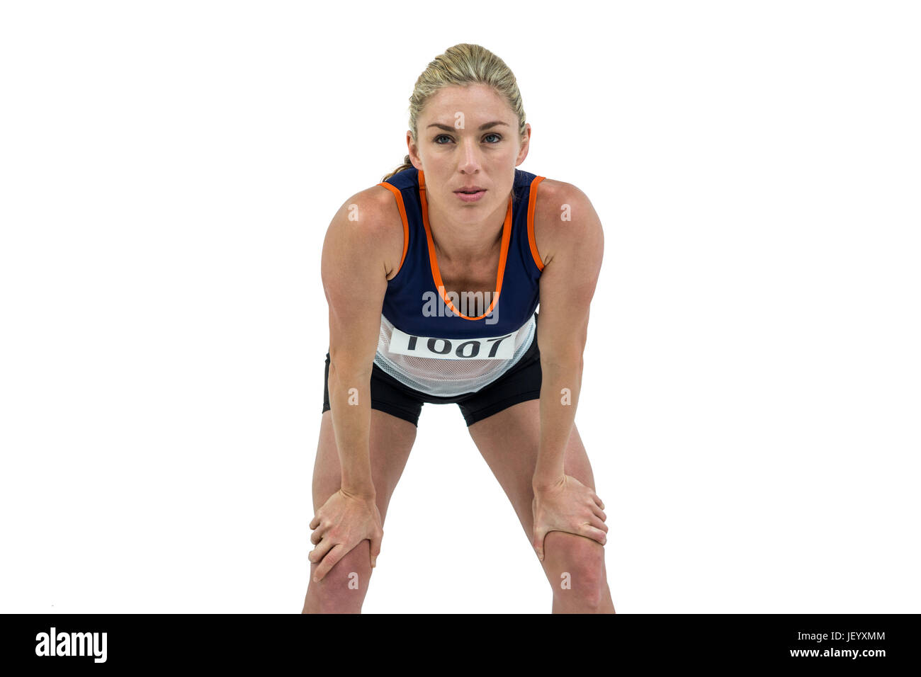 Stanco atleta in piedi con la mano sul ginocchio Foto Stock