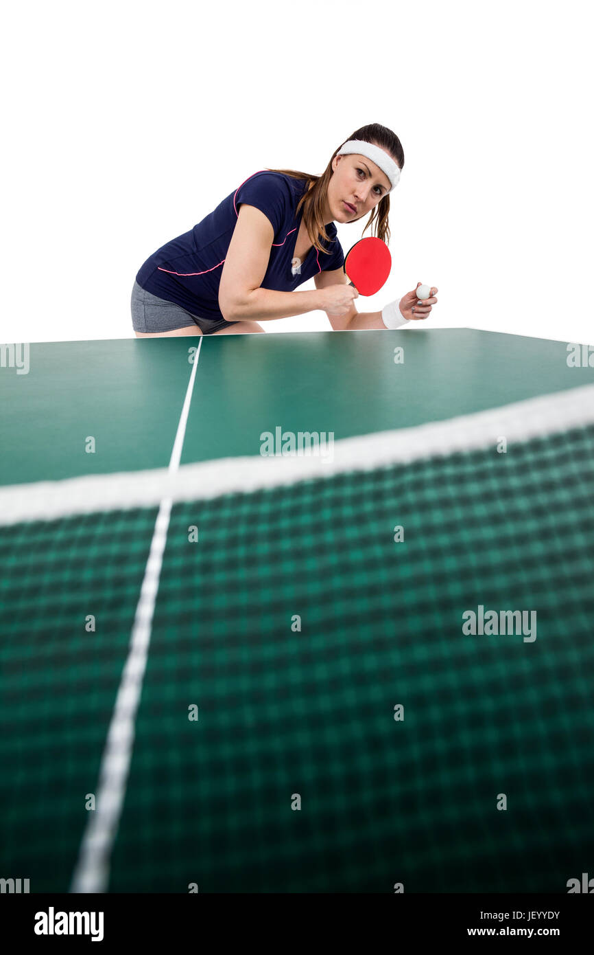 Atleta femminile giocando a ping-pong Foto Stock