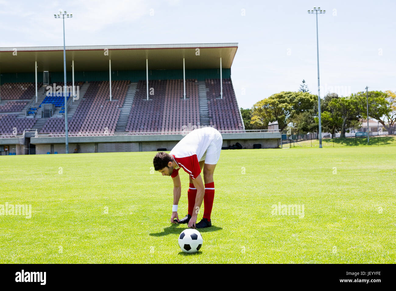 Giocatore di football riscaldarsi in stadium Foto Stock