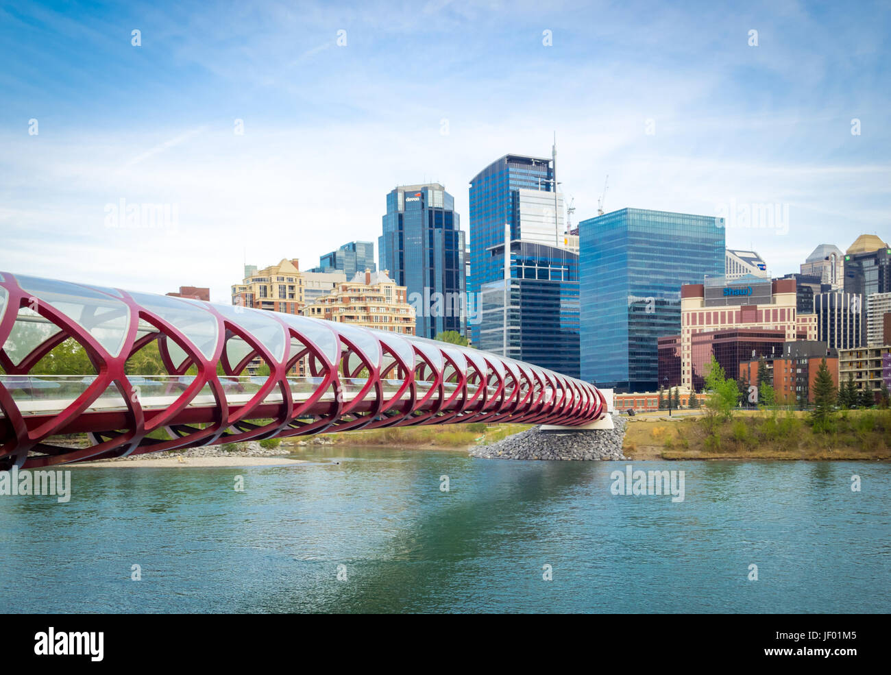 Una vista del Ponte di Pace (progettato da Santiago Calatrava) e lo skyline di Calgary, Alberta, Canada. Foto Stock