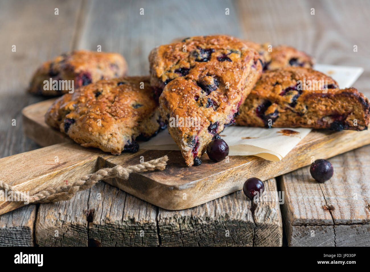 Skones da tutta la farina di frumento e di ribes. Foto Stock