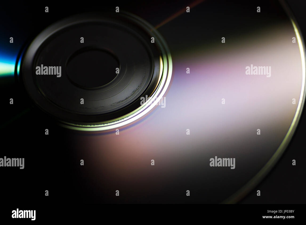 Compact disc close-up su uno sfondo scuro. Foto Stock