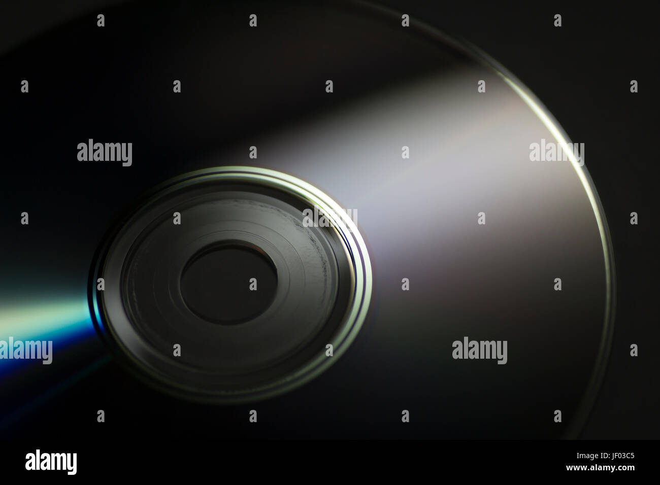 Compact disc close-up su uno sfondo scuro. Foto Stock