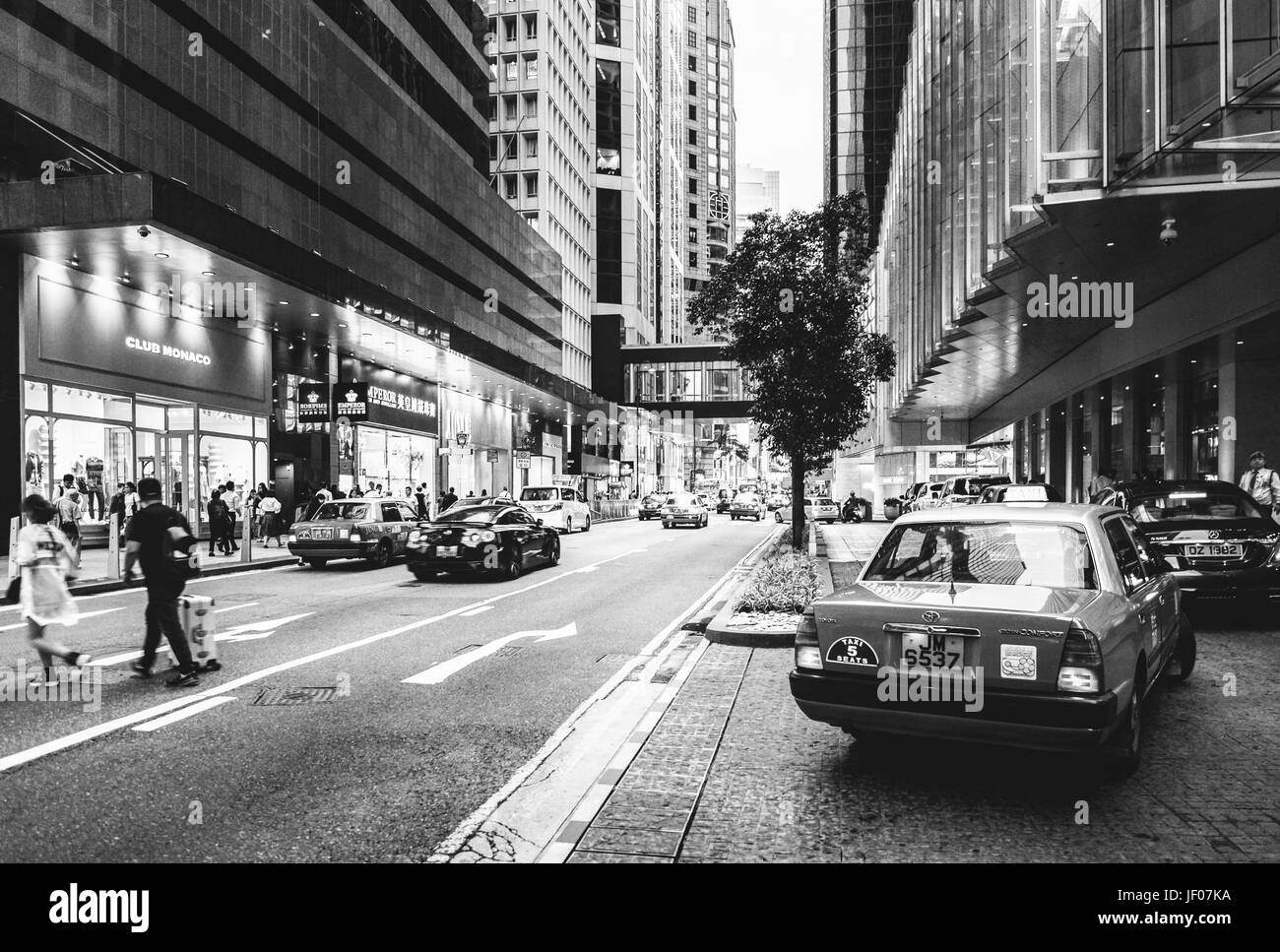 Giugno 20, 2017 - Central, Hong Kong : persone camminando sulla strada della regina, centrale dopo il lavoro Foto Stock