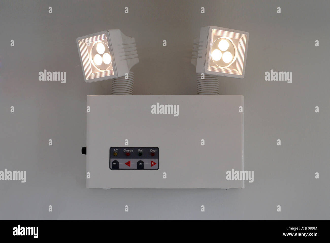 Illuminazione di emergenza con accendere le lampadine della luce sulla parete Foto Stock