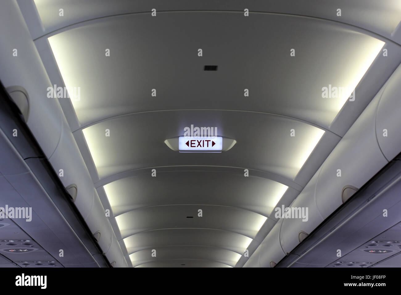 Uscita di emergenza segno sul soffitto del velivolo Foto Stock