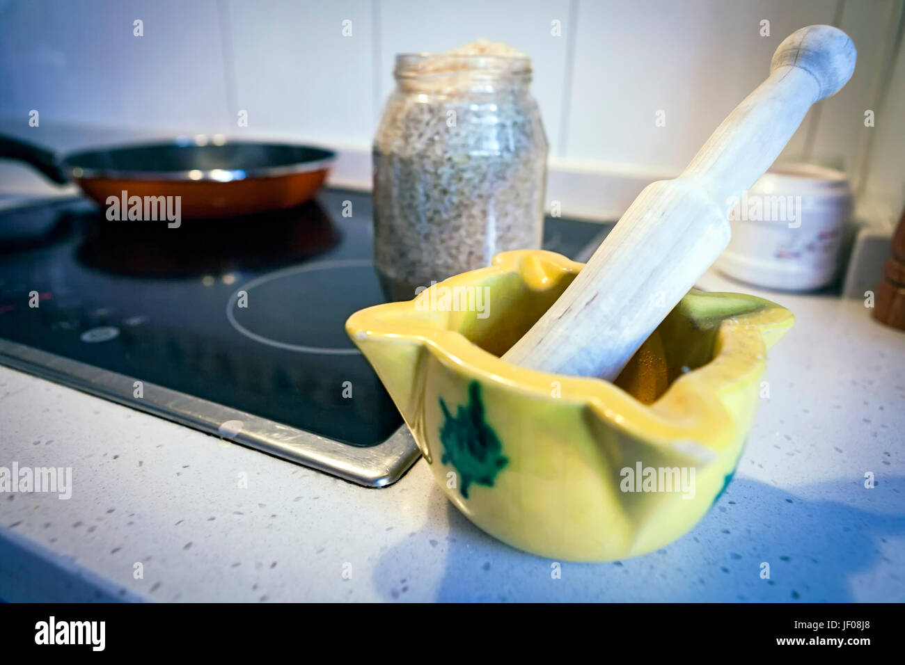 Una composizione di un mortaio di ceramica in cucina Foto Stock