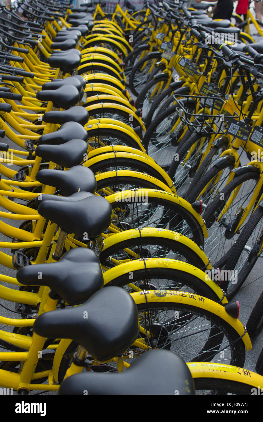 Biciclette pubbliche a strade di Shenzhen, Guangdong, Repubblica popolare di Cina; Ofo bike operatore - giallo bike Foto Stock