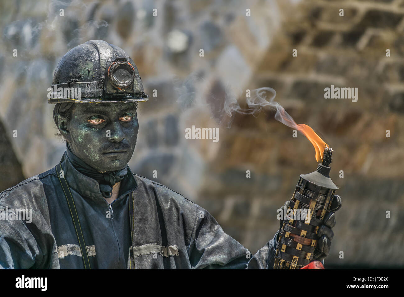 Street Performer uomo con il minatore Costume Foto stock - Alamy