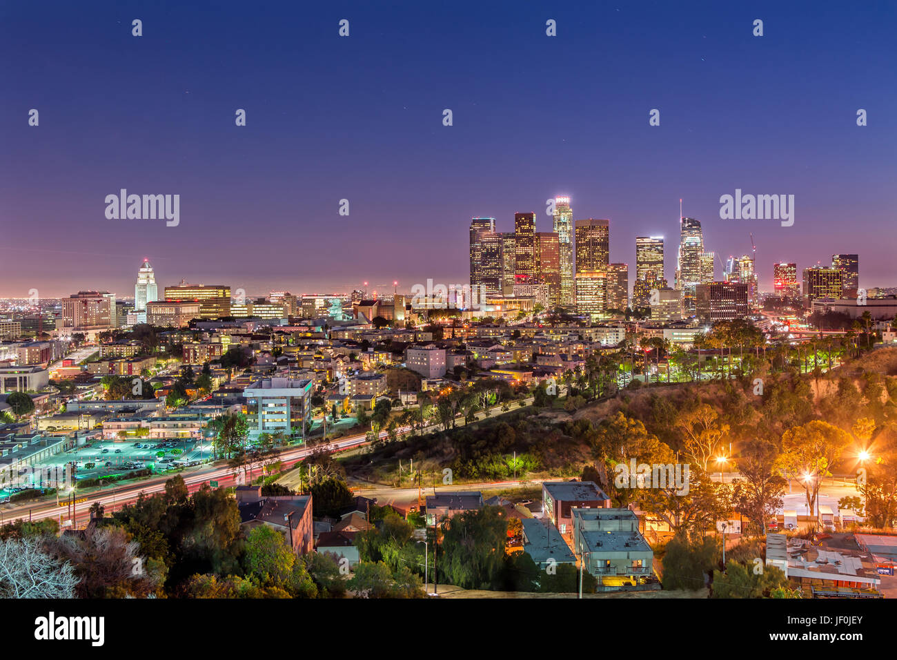 Lo Skyline di Los Angeles al crepuscolo Foto Stock