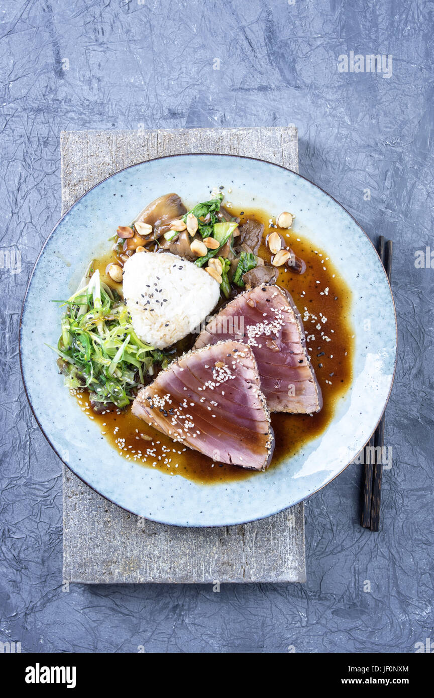 Tataki di tonno con verdure e sushi Onigri Foto Stock