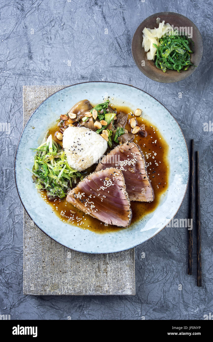 Tataki di tonno con verdure e sushi Onigri Foto Stock