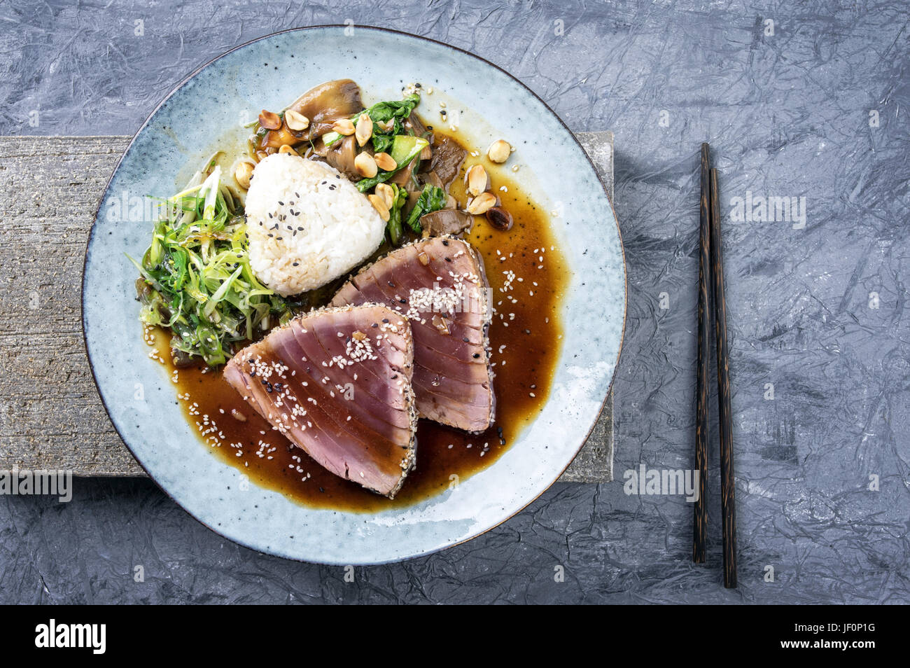 Tataki di tonno con verdure e sushi Onigri Foto Stock