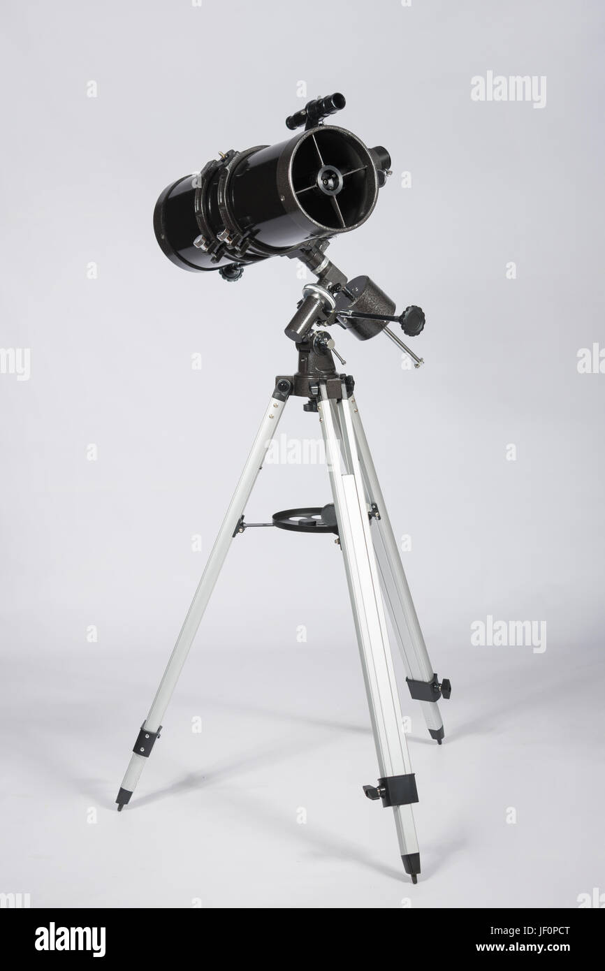 Telescopio riflettore su sfondo bianco Foto Stock