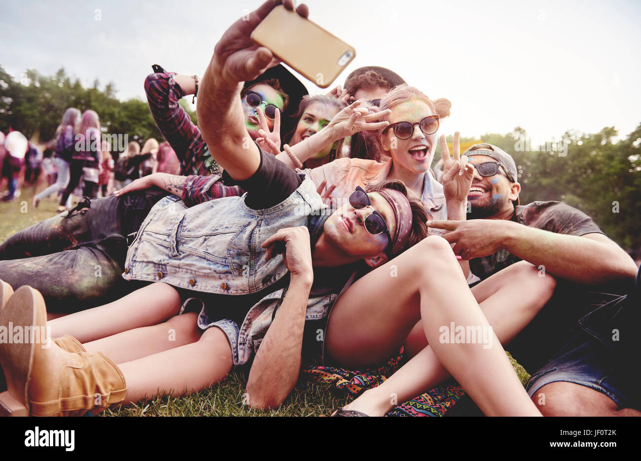 Amici facendo selfie presso il festival estivo Foto Stock