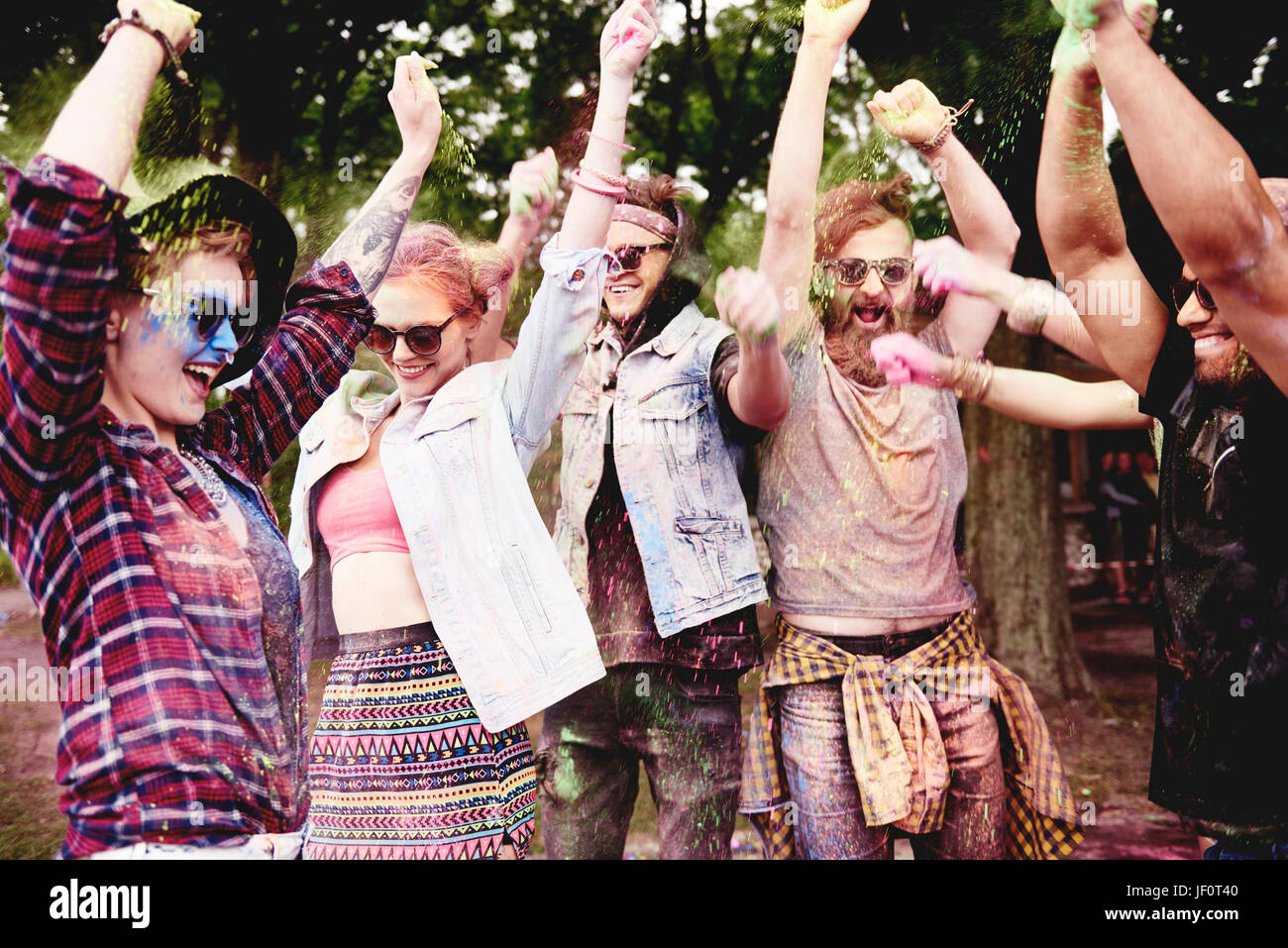 La gente ballare in holi colori Foto Stock