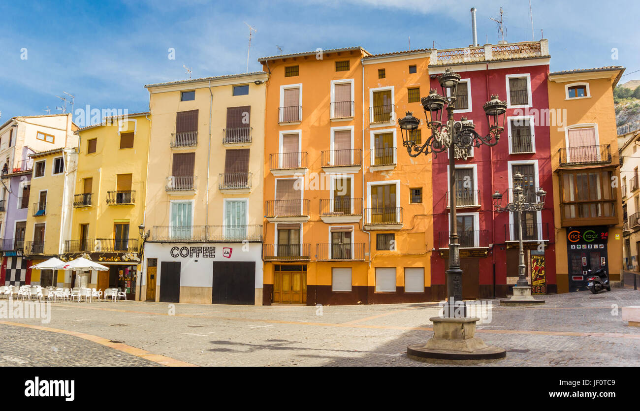 Case colorate e via la luce presso la piazza del mercato di Xativa Spagna Foto Stock