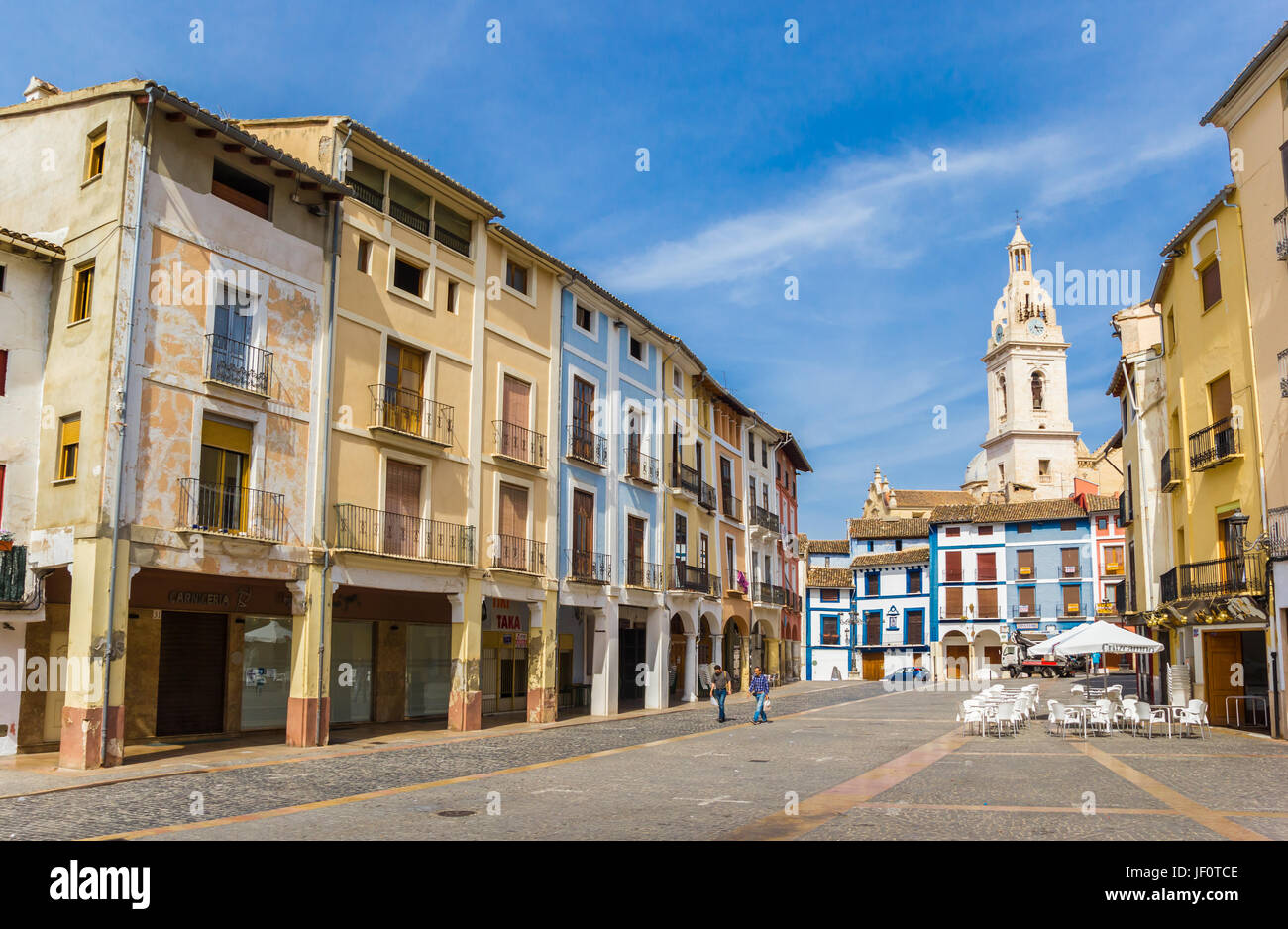 Colorato la piazza del mercato e il campanile della chiesa di Xativa Spagna Foto Stock