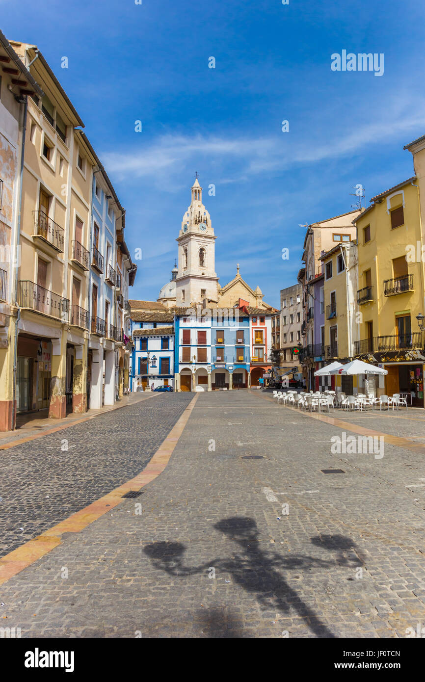 Colorato la piazza del mercato e il campanile della chiesa di Xativa Spagna Foto Stock