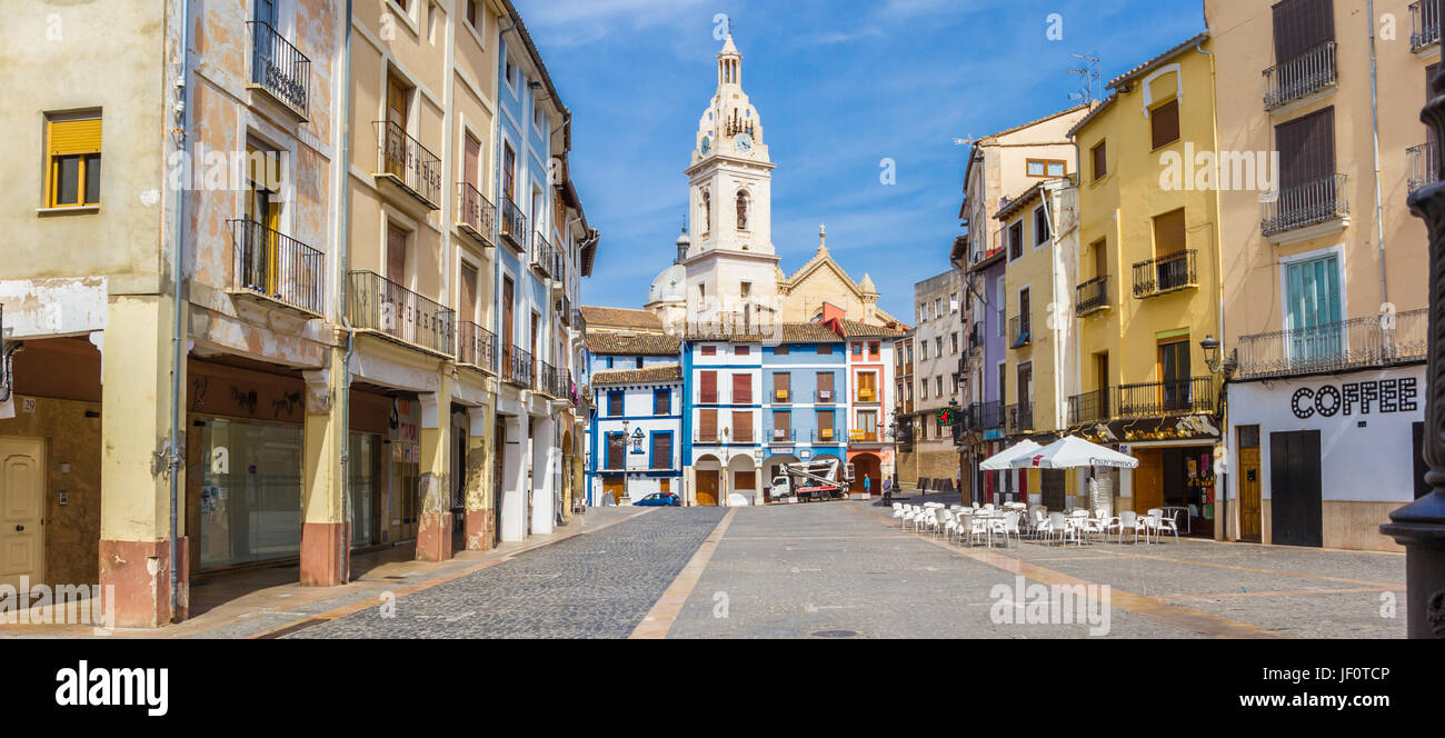 Panorama della coloratissima piazza del mercato di Xativa Spagna Foto Stock