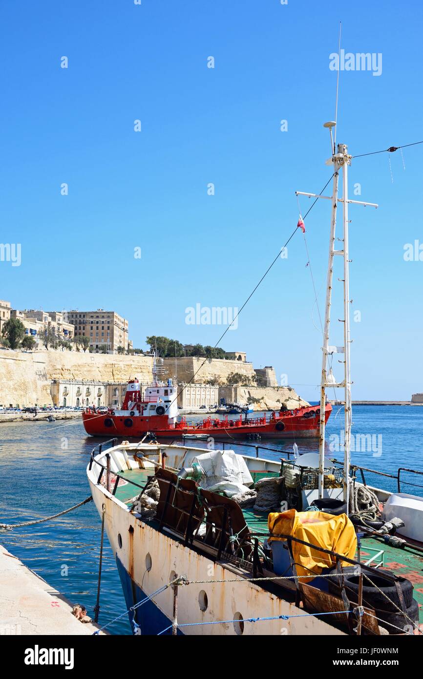 Prodotti di olio di petroliere nel Grand Harbour a La Valletta, Malta, l'Europa. Foto Stock