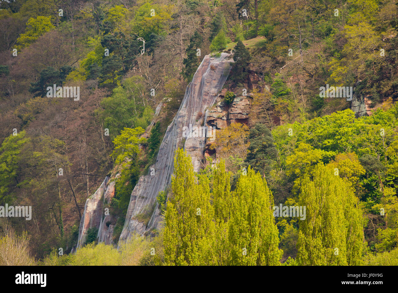 La rete copre la scogliera di High Rock a Bridgnorth, Shropshire Foto stock  - Alamy