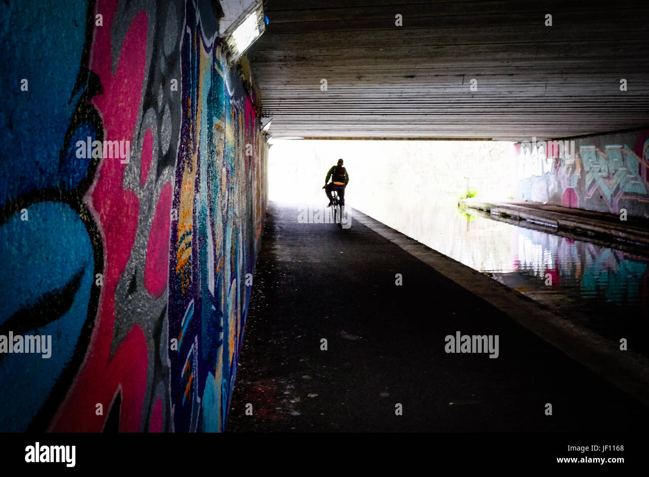 La mattina presto i ciclisti sulla leeds liverpool canal, vicino al centro cittadino di Leeds, West Yorkshire, Inghilterra. Foto Stock