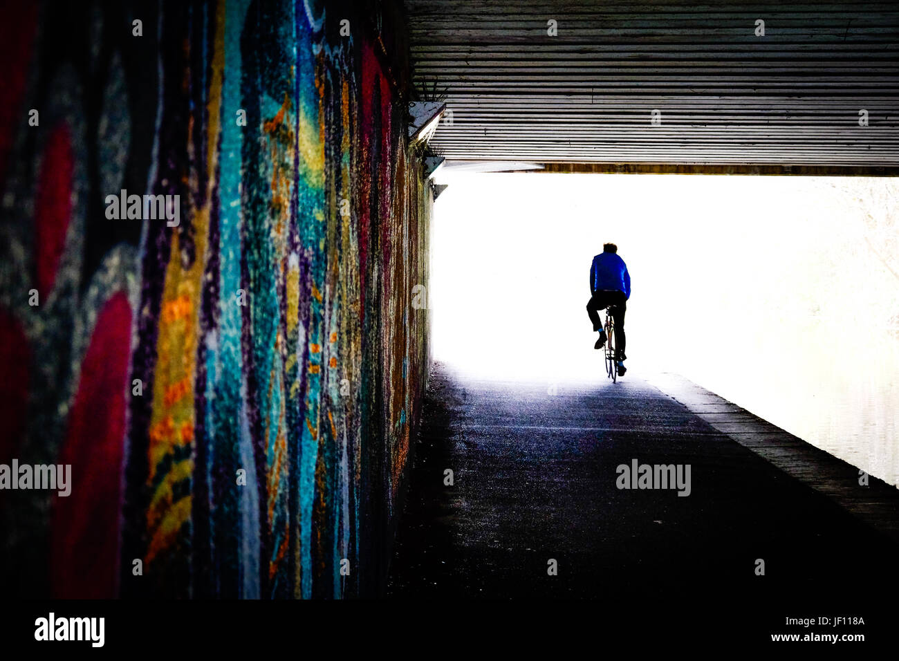 La mattina presto i ciclisti sulla leeds liverpool canal, vicino al centro cittadino di Leeds, West Yorkshire, Inghilterra. Foto Stock