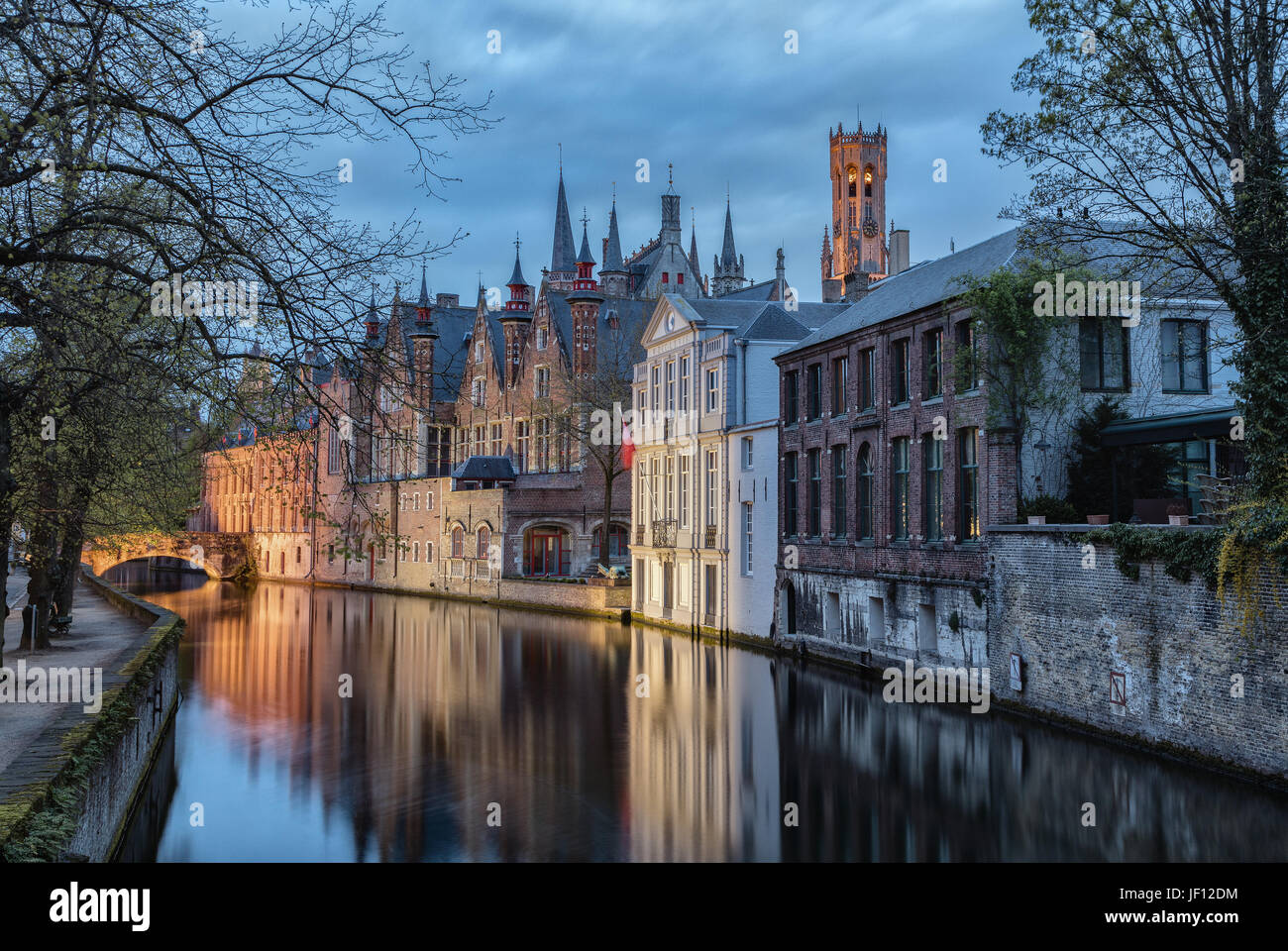 Brugge la romantica città di sera Foto Stock