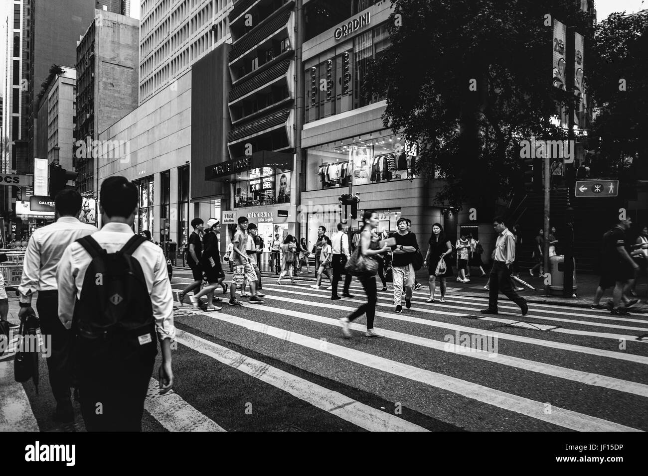 Giugno 20, 2017 - Central, Hong Kong : persone camminando sulla strada della regina, centrale dopo il lavoro Foto Stock