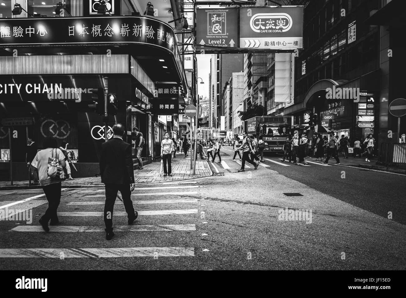 Giugno 20, 2017 - Central, Hong Kong : persone camminando sulla strada della regina, centrale dopo il lavoro Foto Stock