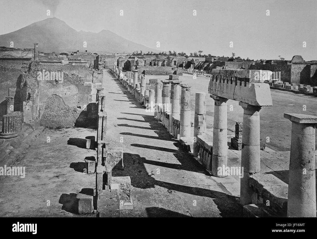 Foto storiche di Pompei, il Forum con il Vesuvio in lontananza, Italia, Digitale riproduzione migliorata da un originale stampa dal 1890 Foto Stock