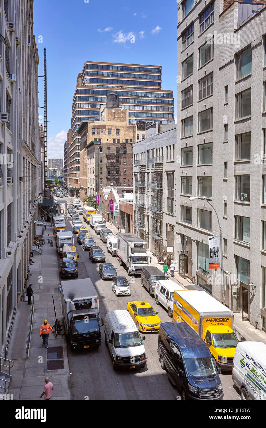 New York, Stati Uniti d'America - 02 Giugno 2017: Rush Hour su West 26th Street a New York City. Foto Stock