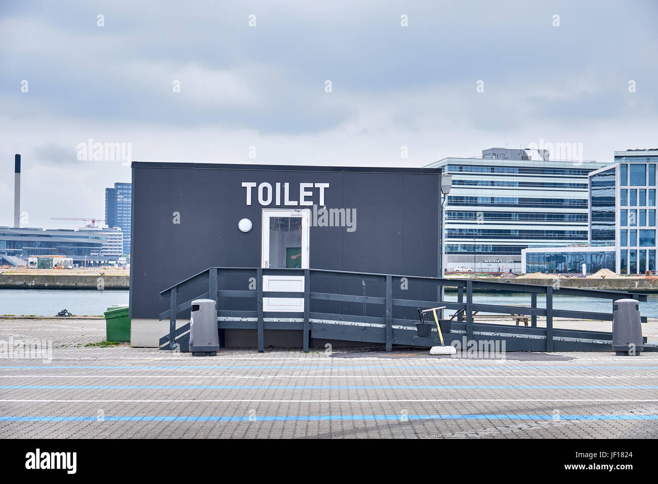 Un piccolo bagno capannone con una rampa per le sedie a rotelle, in piedi sul traghetto nel porto di Aarhus, Danimarca Foto Stock