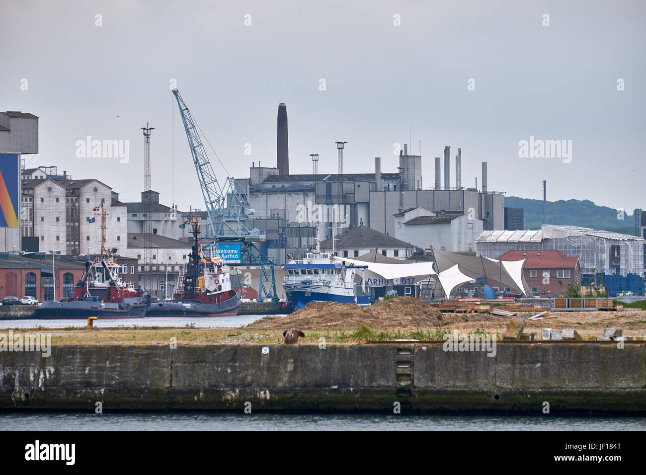 AARHUS, Danimarca - 05 giugno 2016: guarda a un confuso l'area del porto con navi, gru e sporchi vecchi edifici industriali Foto Stock