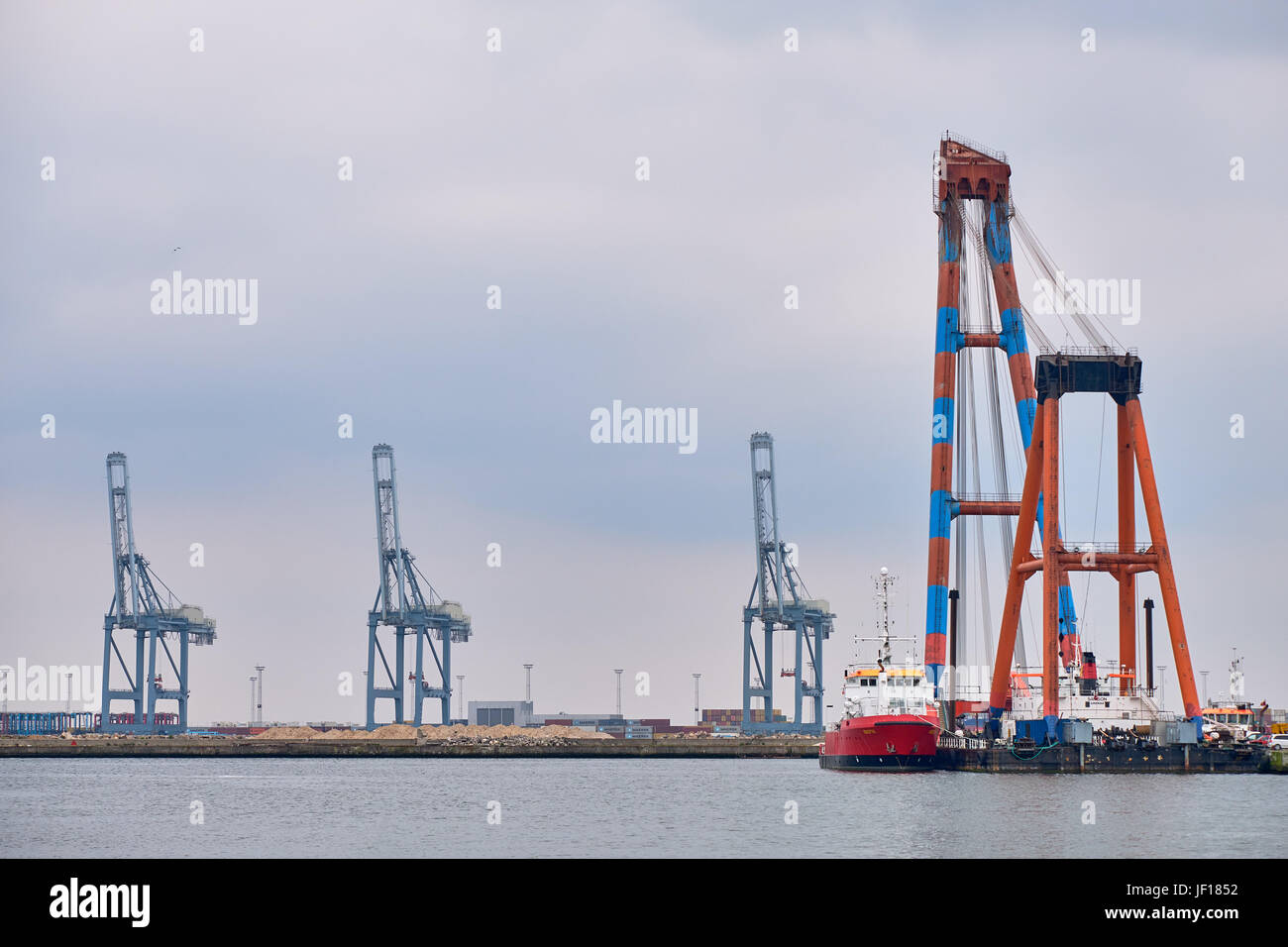 AARHUS, Danimarca - 05 giugno 2016: una grande gru galleggiante e tre Gantry cranes allineate sulla banchina del porto di Aarhus Foto Stock