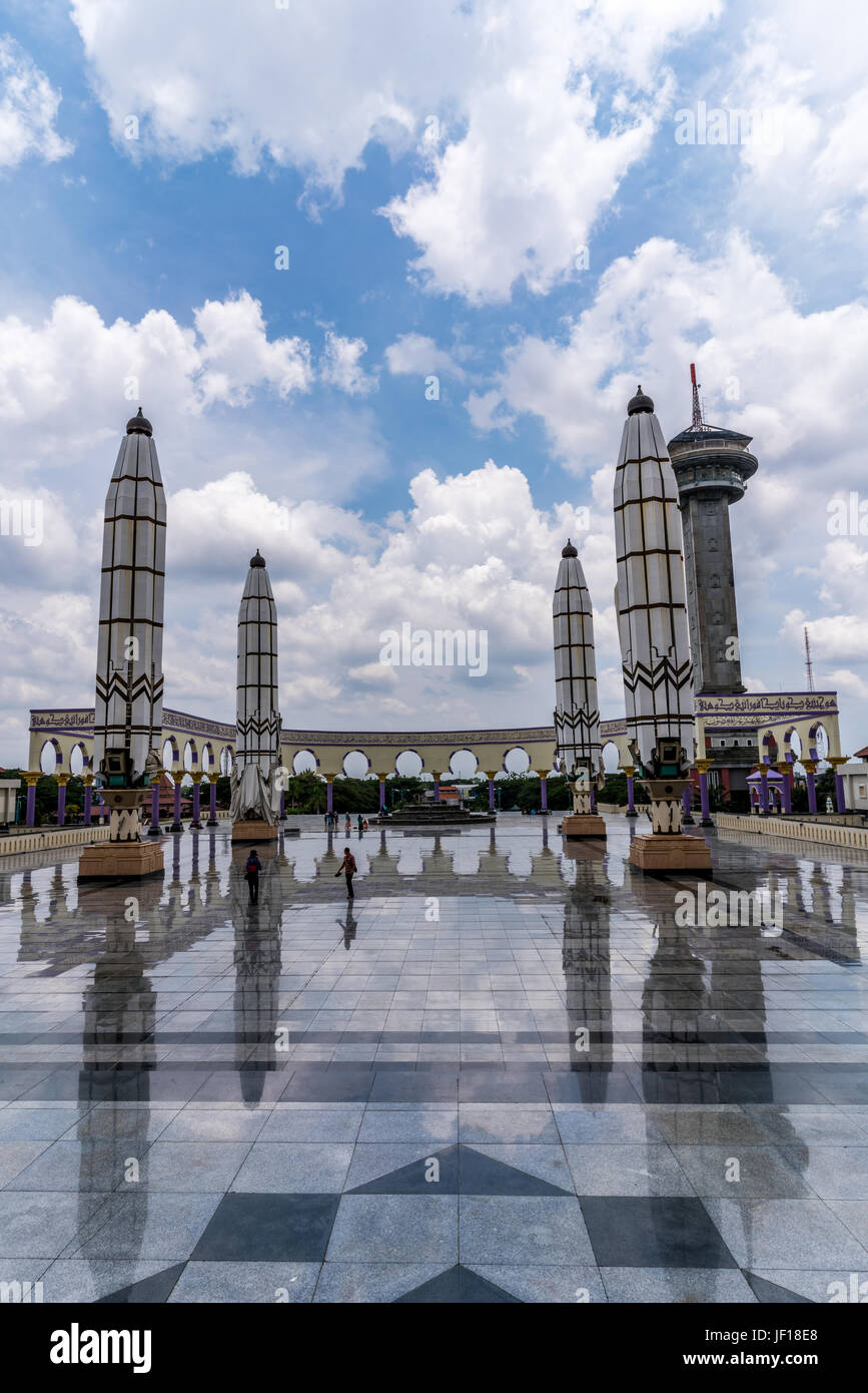 Visualizzazione chiara dell'area di preghiera e il minareto della Grande Moschea di Giava centrale, Indonesia. Foto Stock