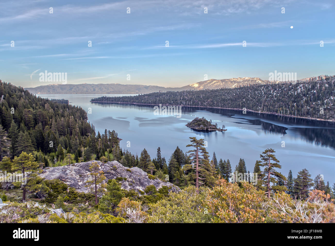 Emerald Bay sul Lago Tahoe su una bella serata Foto Stock