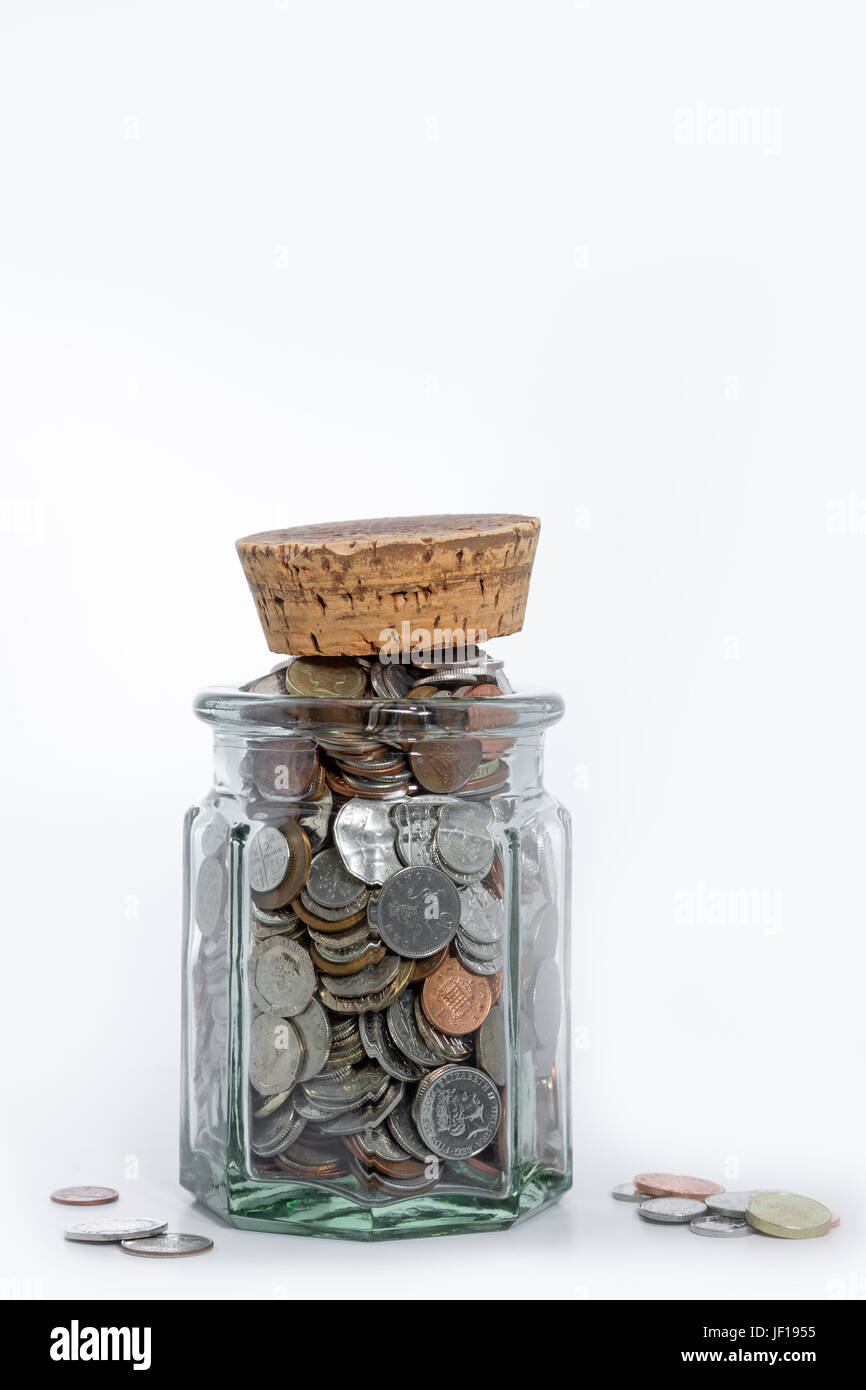 Vaso pieno di sterline inglesi monete. Foto Stock