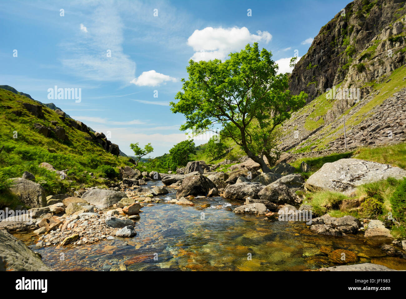Afon Nant Peris, il fiume che scorre attraverso il robusto e scenic Llanberis passano in Snowdonia, Gwynedd, il Galles del Nord. Foto Stock