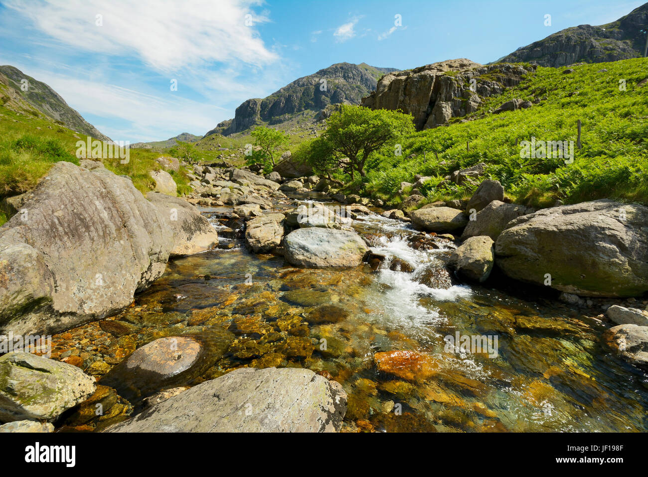 Afon Nant Peris, il fiume che scorre attraverso il robusto e scenic Llanberis passano in Snowdonia, Gwynedd, il Galles del Nord. Foto Stock