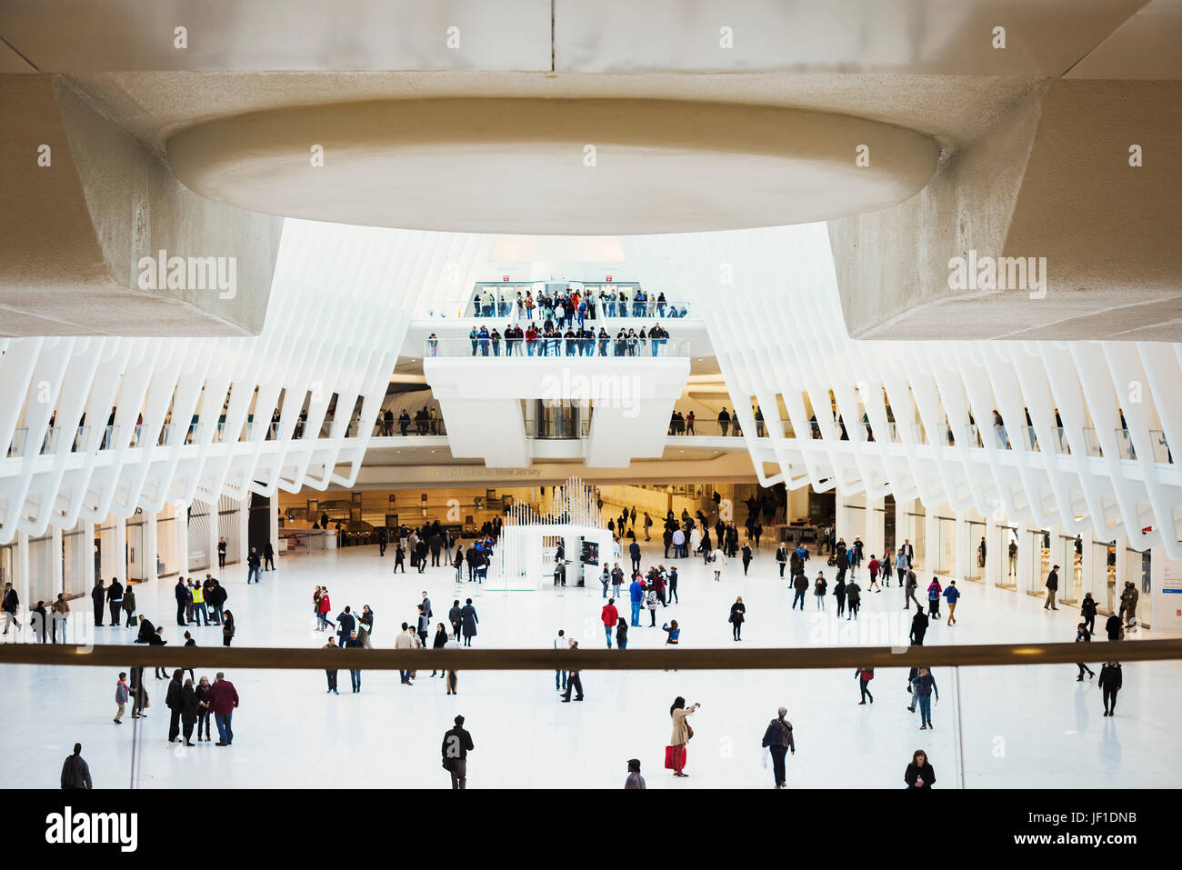 Una vista attraverso l'atrio centrale del mozzo di trasporto Costruzione di persone che utilizzano il World Trade Center Oculus buillding, il mezzanino e walkwa centrale Foto Stock