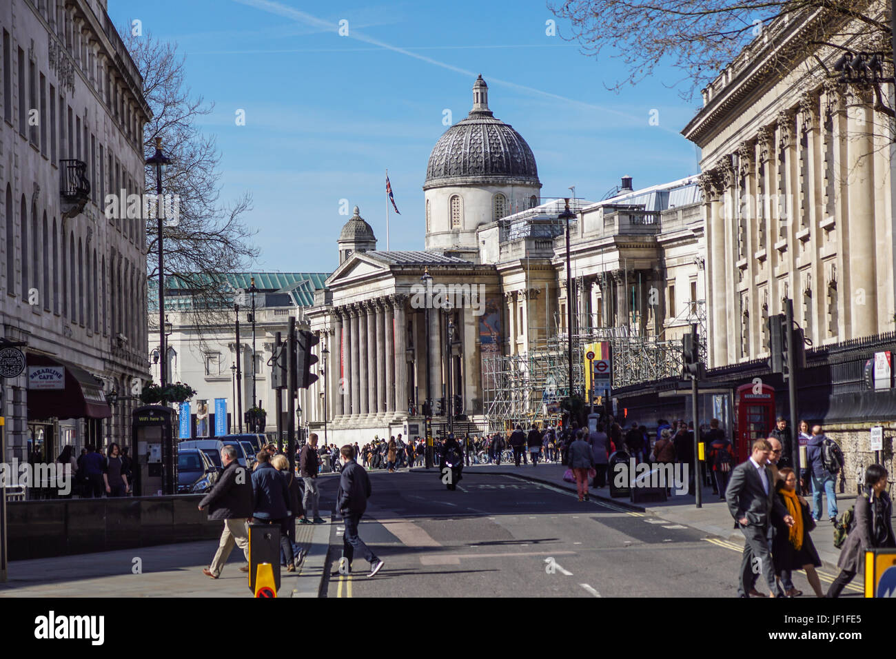 LONDON, Regno Unito - ARIL 2017 :turisti in Trafalgar Square di fronte alla Galleria Nazionale (HDR) Foto Stock