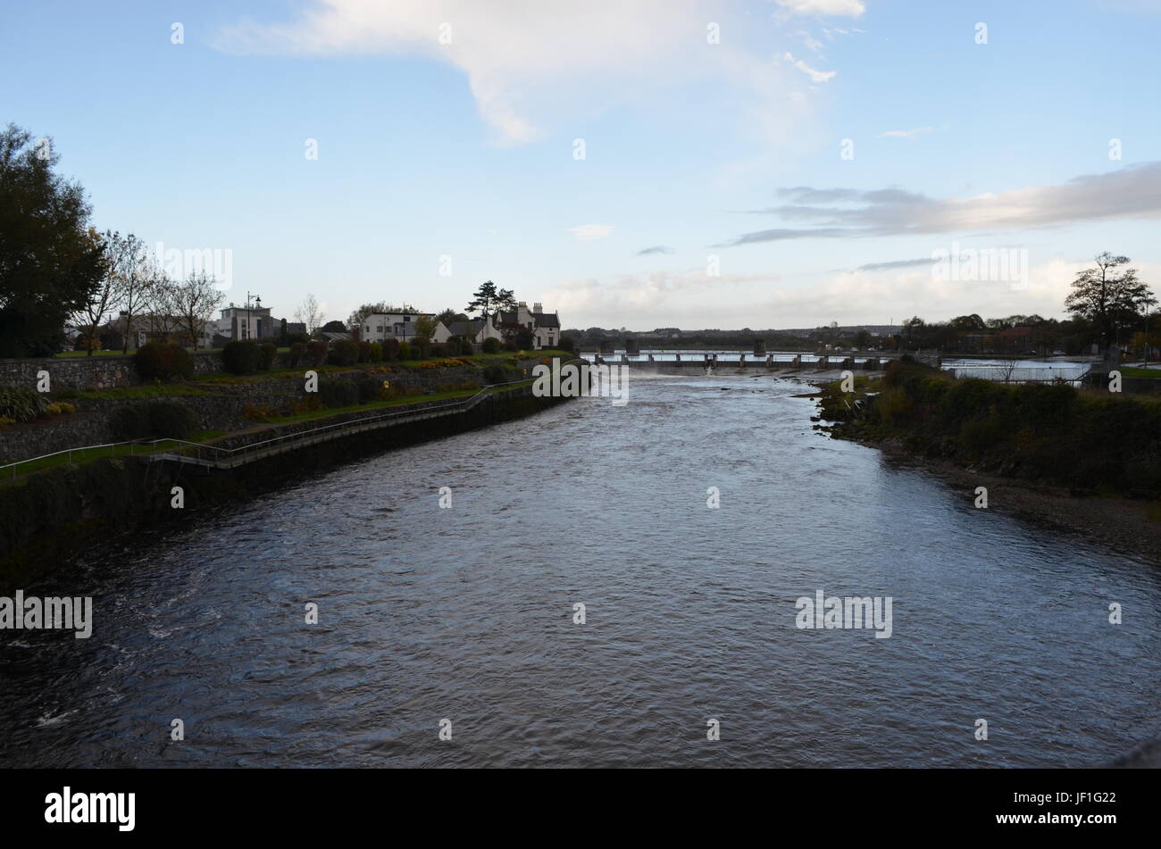 Fiume Corrib e diga vicino a Cattedrale di Galway, Irlanda Foto Stock