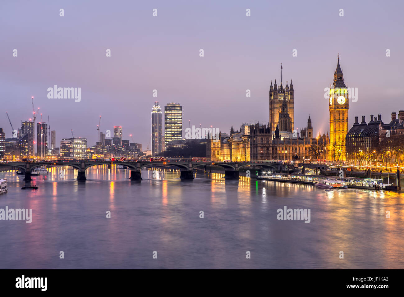 Il Parlamento e il Westminster Bridge di notte Foto Stock