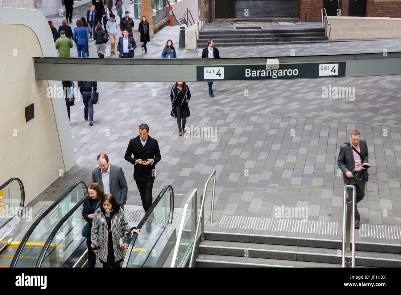 Gli impiegati utilizzano Wynyard stazione ferroviaria a Barangaroo office sviluppo quartiere nel centro di Sydney, Australia Foto Stock