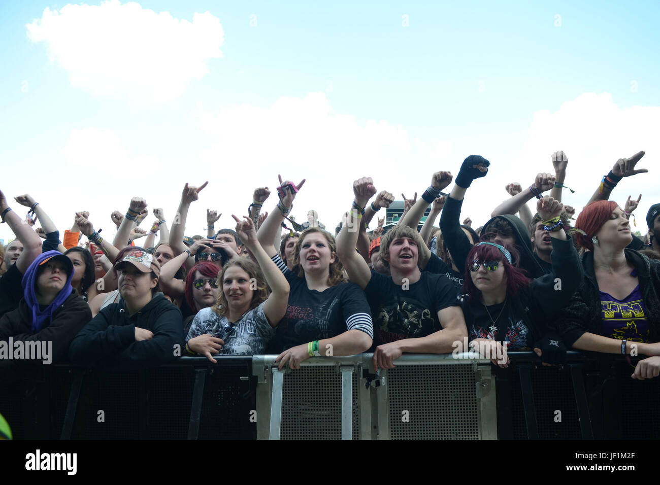 Download Festival - folla e atmosfera davanti al palco principale al Download Festival 2011 tenutasi a Donington Park Leicestershire Regno Unito - 11 giu 2011. Photo credit: George mento/IconicPix Foto Stock