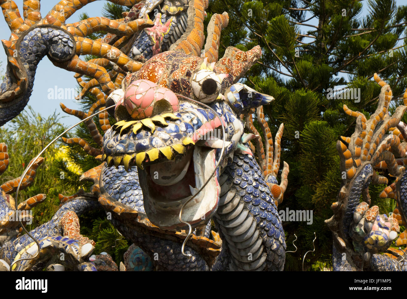 Felice cercando statua del drago in Vietnam Foto Stock