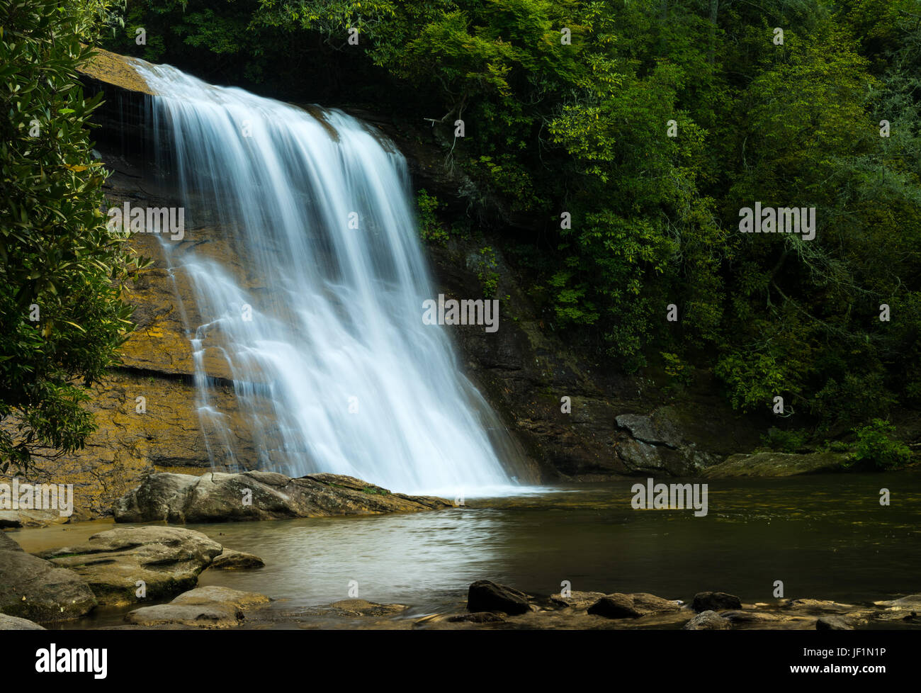 Eseguire Silver Falls cascate vicino i cassieri NC Foto Stock