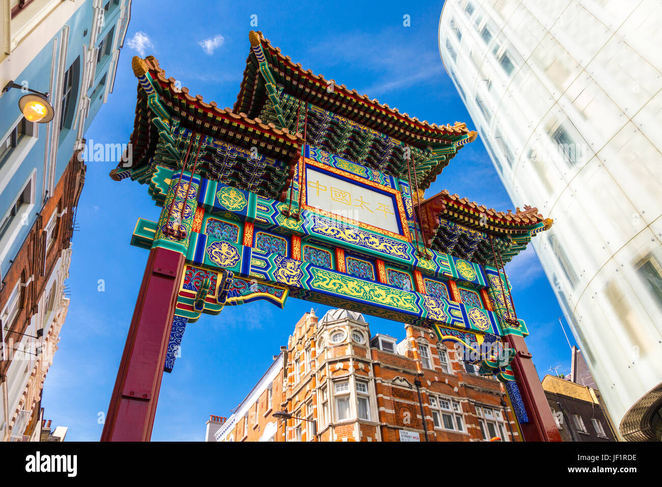 Colorate in stile orientale gate in Chinatown, London, Regno Unito Foto Stock